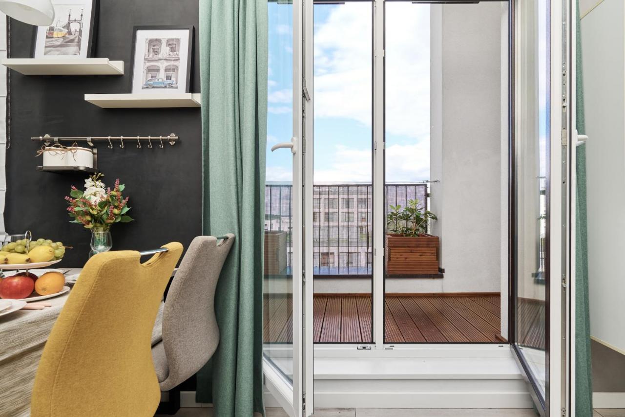 Architektow Avenue Free Parking By Renters *